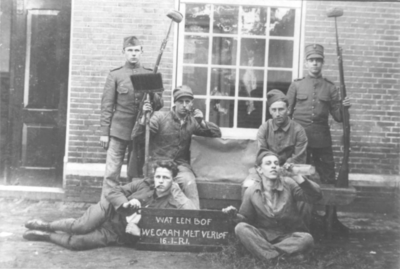 1000664 Groepsportret van militairen op het fort Jutphaas te Jutphaas.